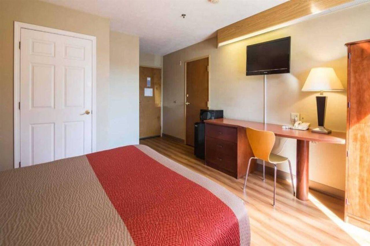 Hotel 6-indianapolis, In - Airport