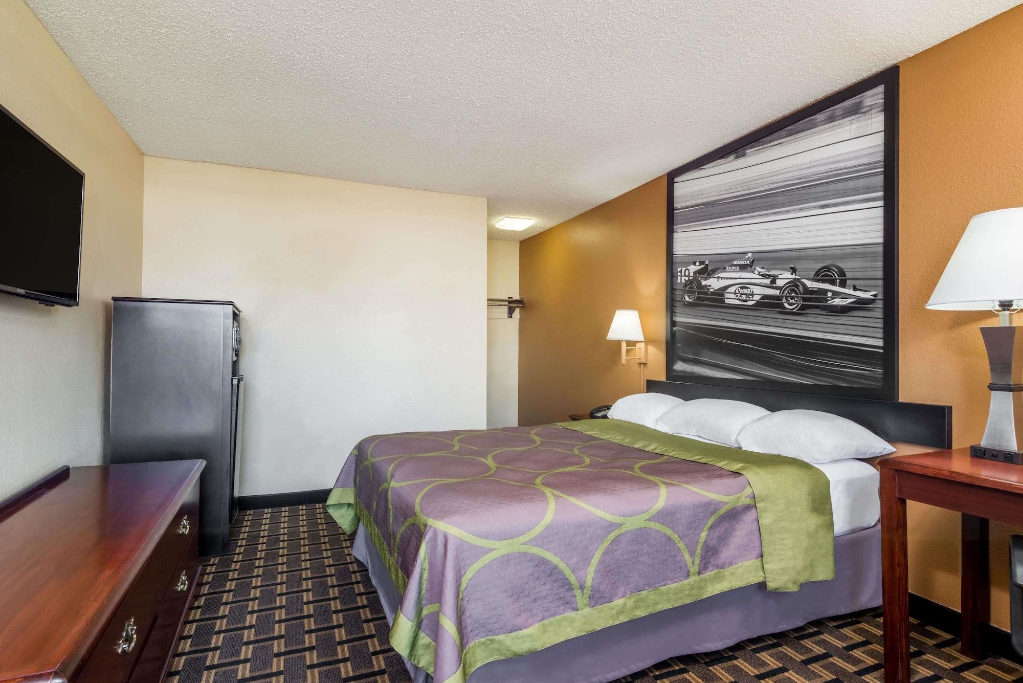 Super 8 By Wyndham Indianapolis/ne/castleton Area Hotel