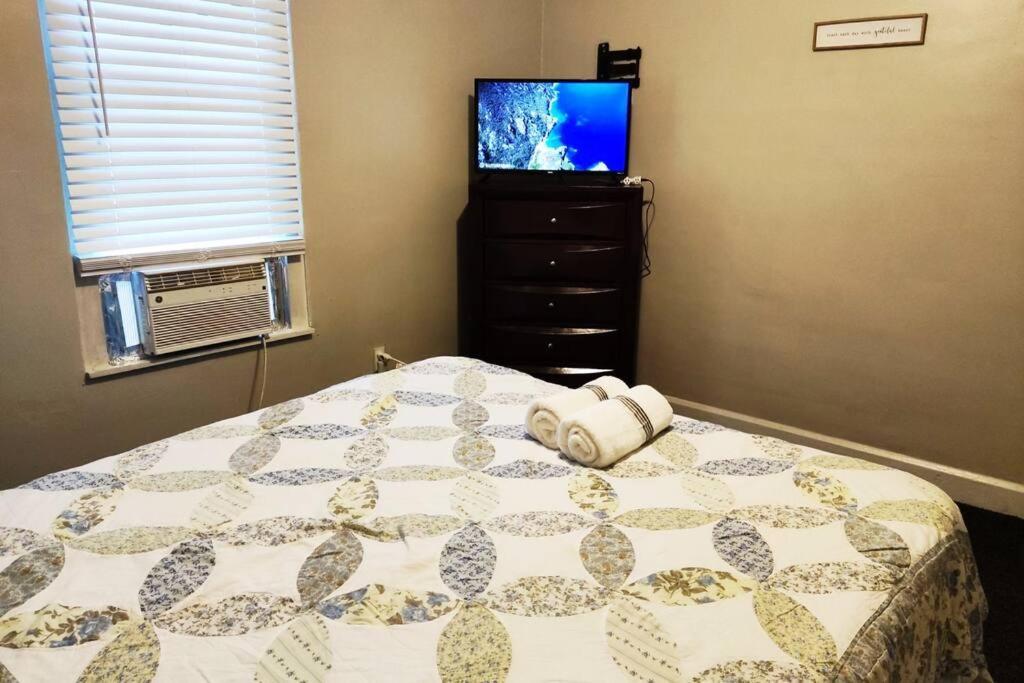 Entire Home/firm Queen Bed/3 Miles To Downtown Indy Holiday home *