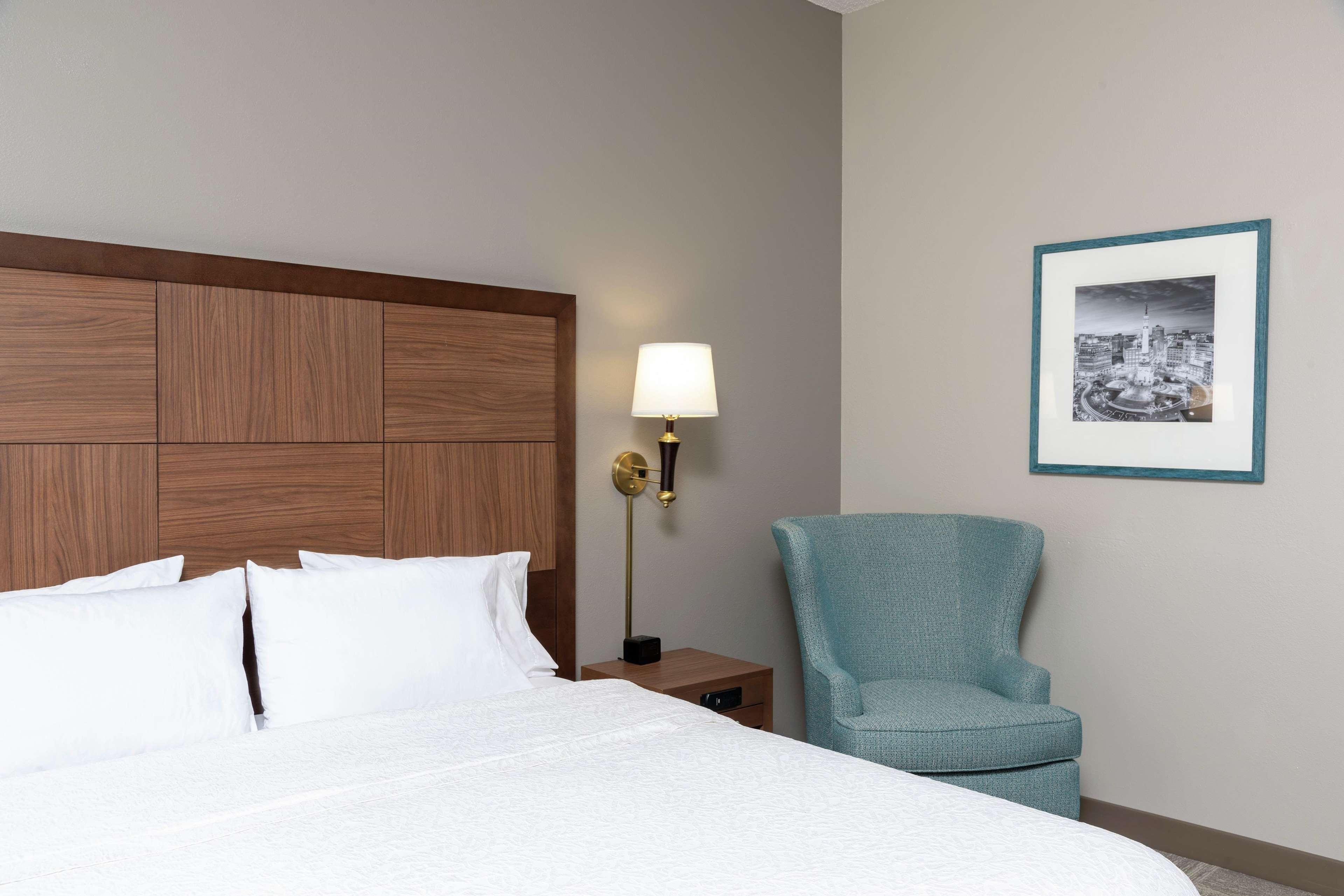 Hampton Downtown Across From Circle Centre Hotel 3*