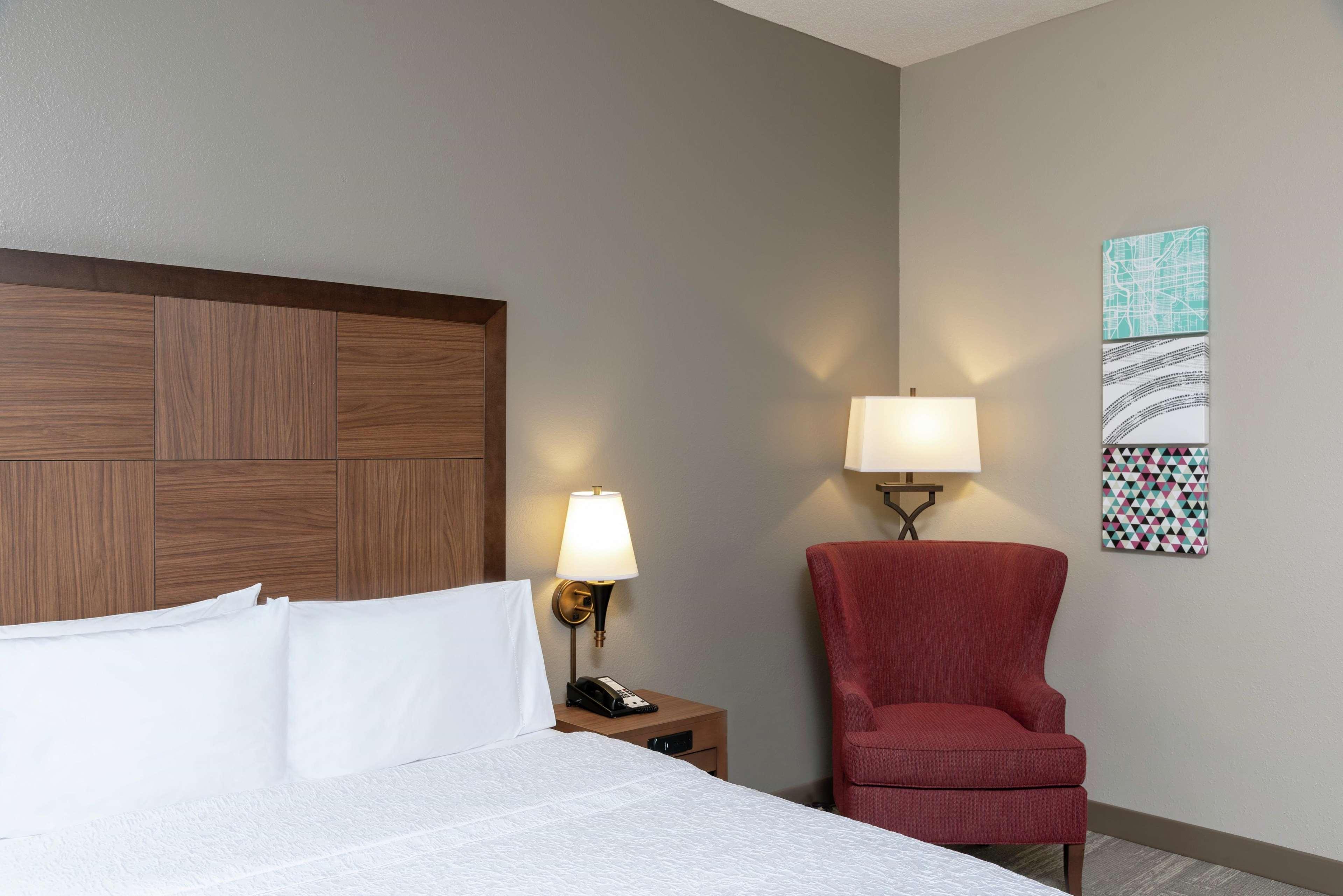 Hampton Downtown Across From Circle Centre Hotel 3*