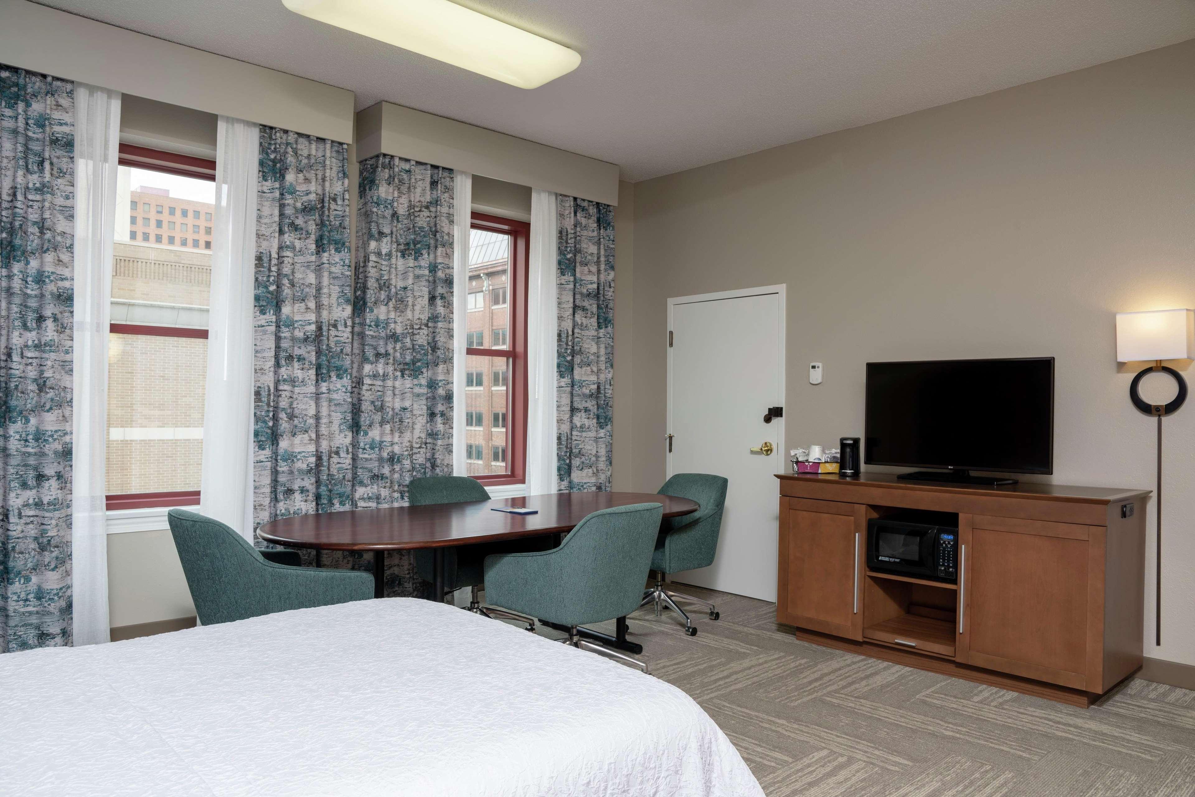 Hampton Downtown Across From Circle Centre Hotel 3*