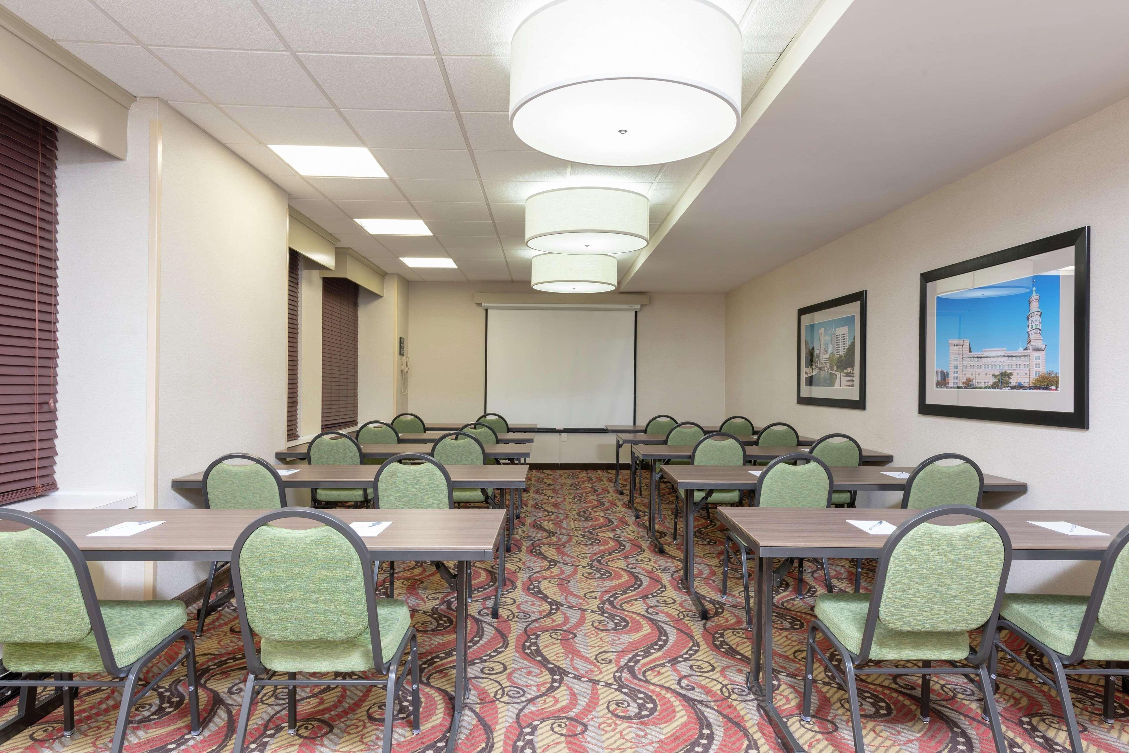 Hotel Hampton Downtown Across From Circle Centre 3*