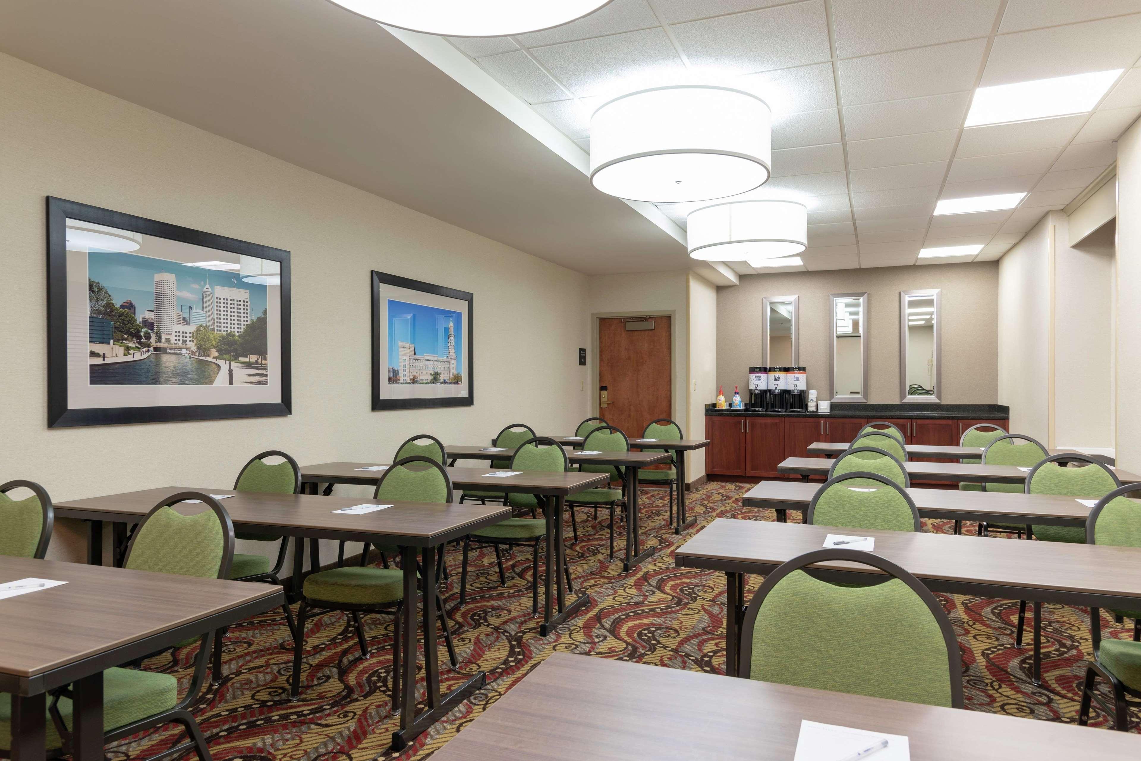 Hampton Downtown Across From Circle Centre 3*