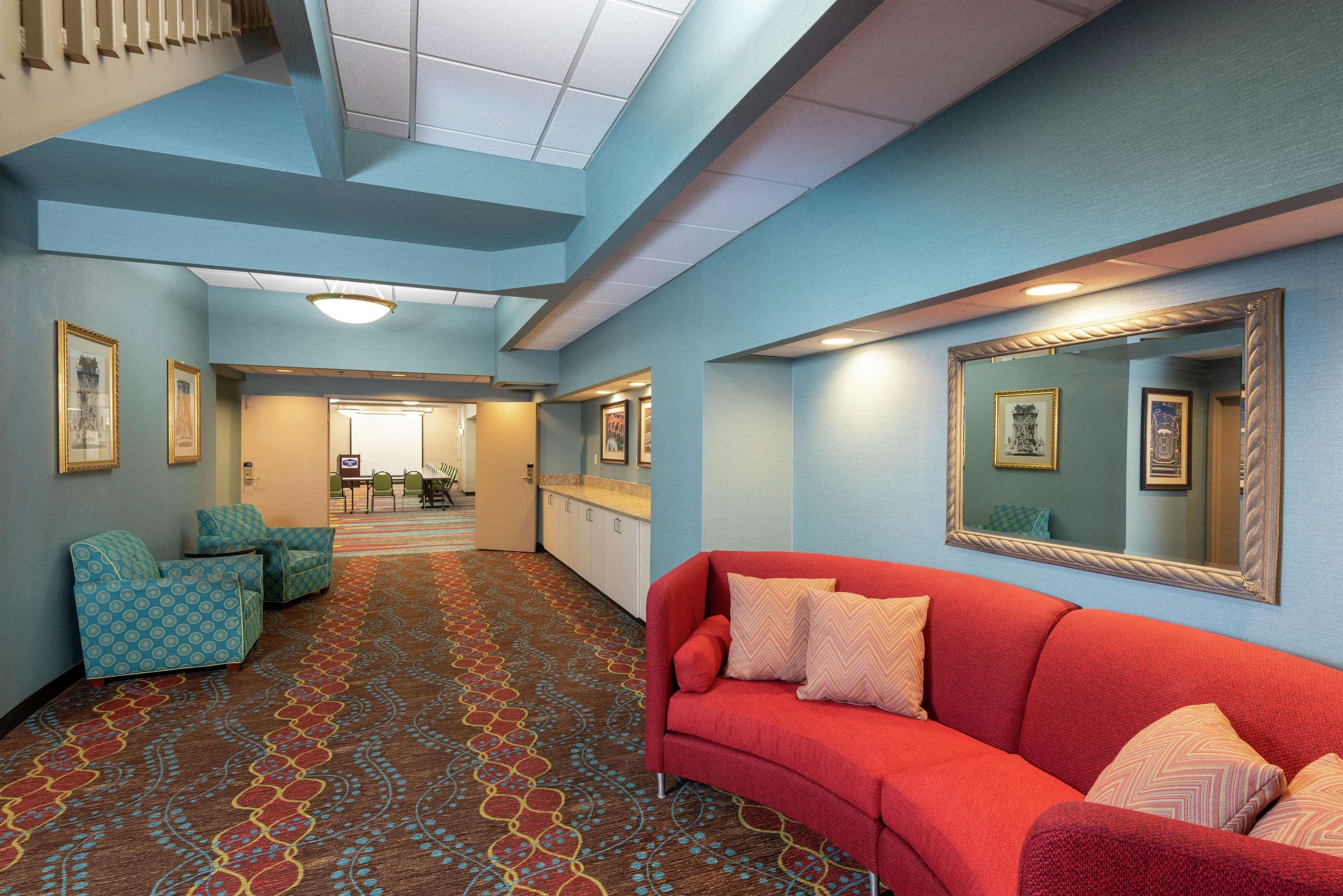 Hampton Downtown Across From Circle Centre Hotel 3*
