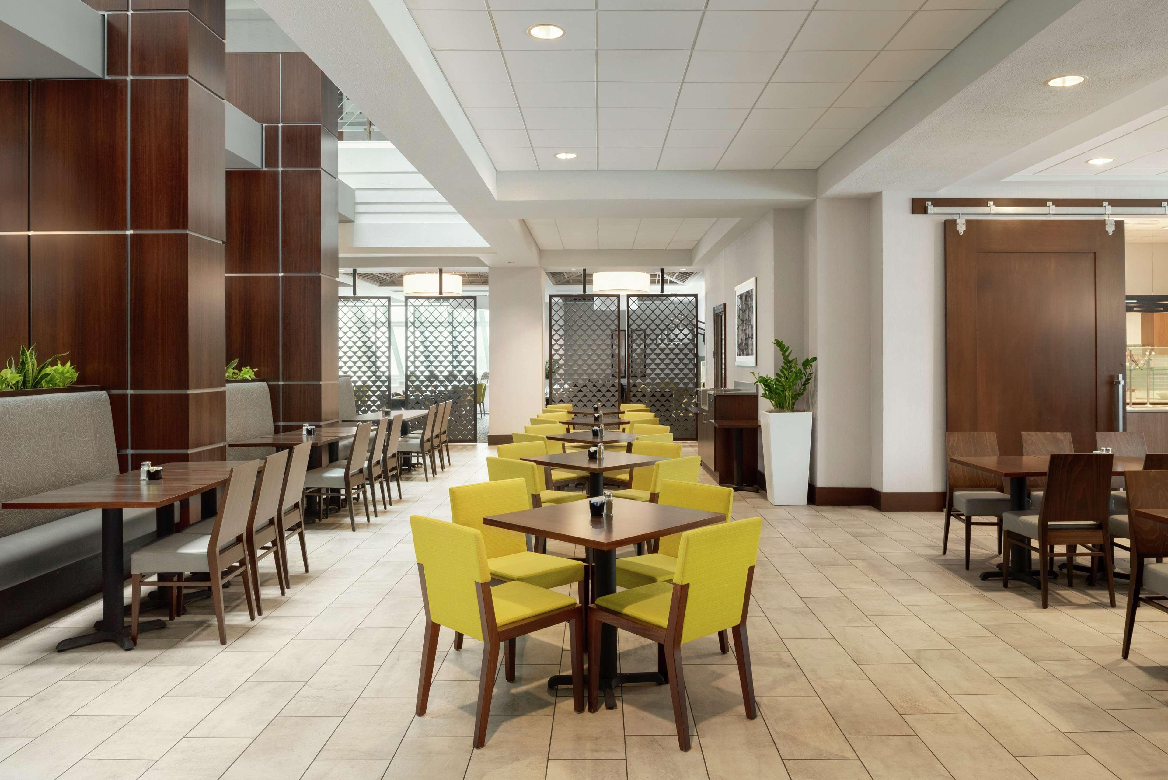 Hotel Embassy By Hilton Downtown Indianapolis