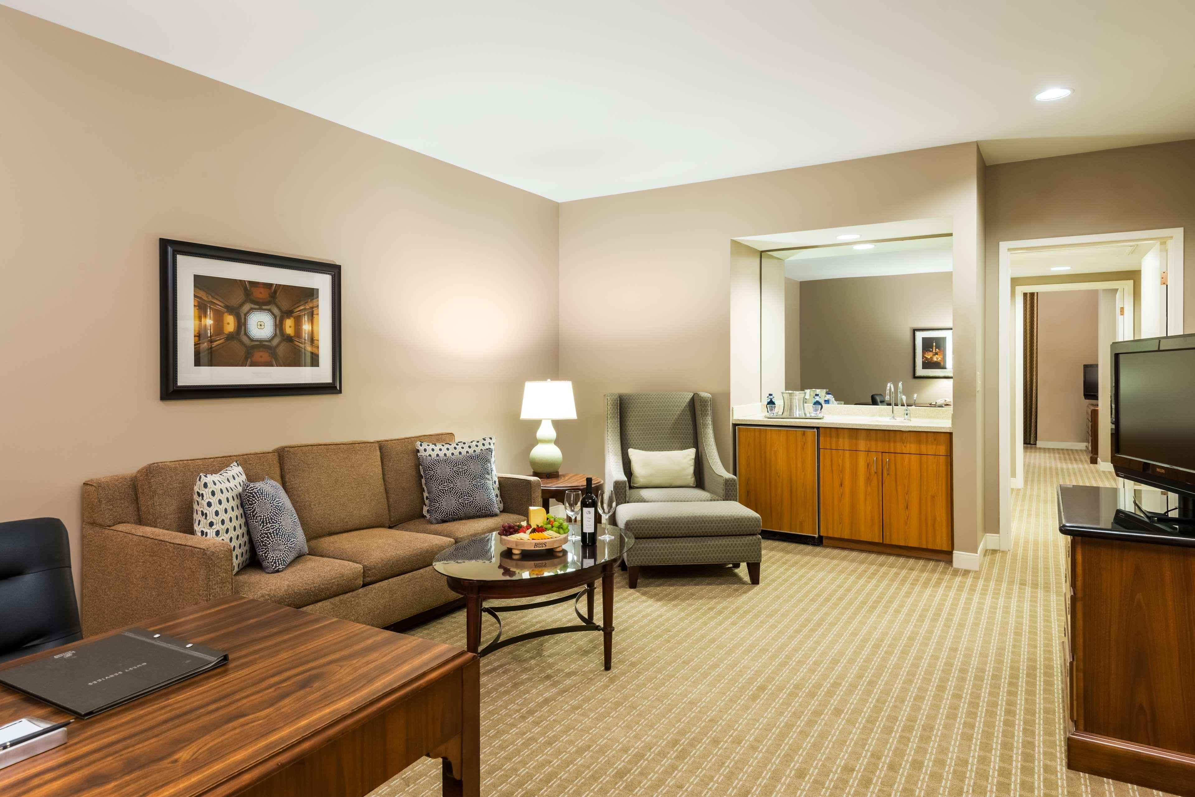 Hilton & Hotel