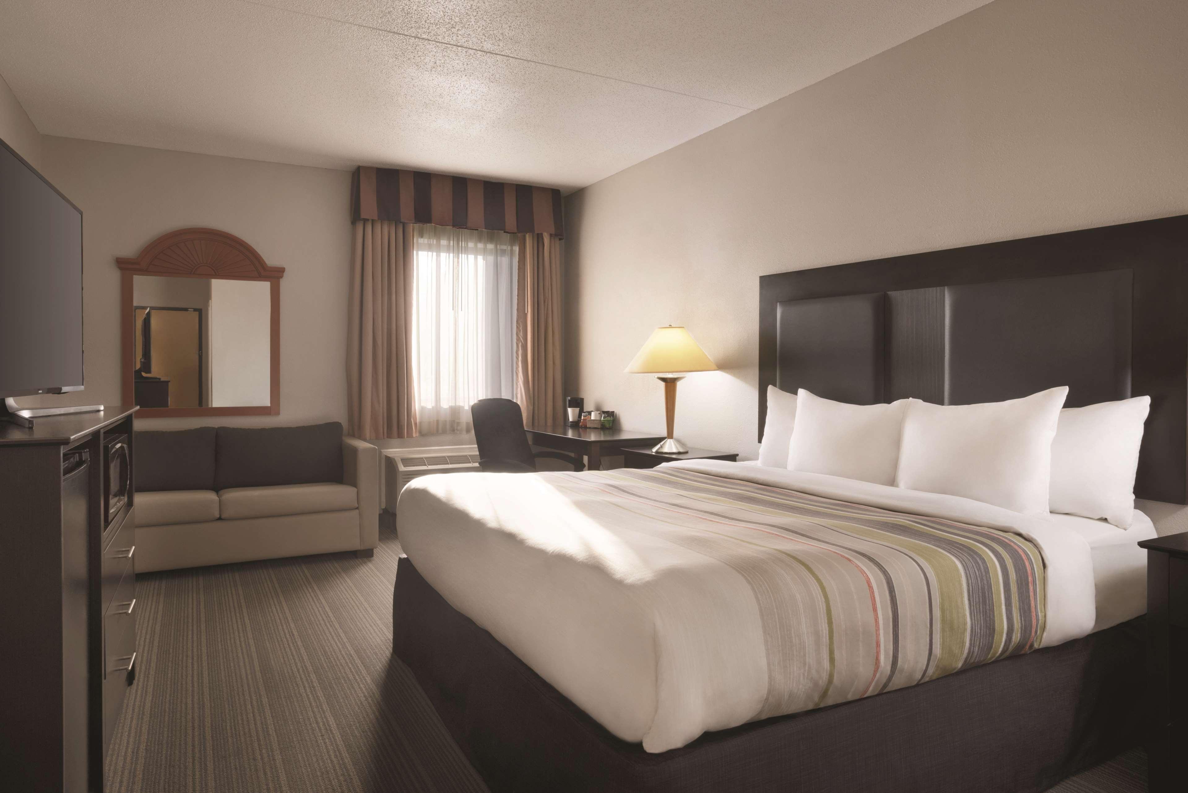 Hotel Country & By Radisson, East, In