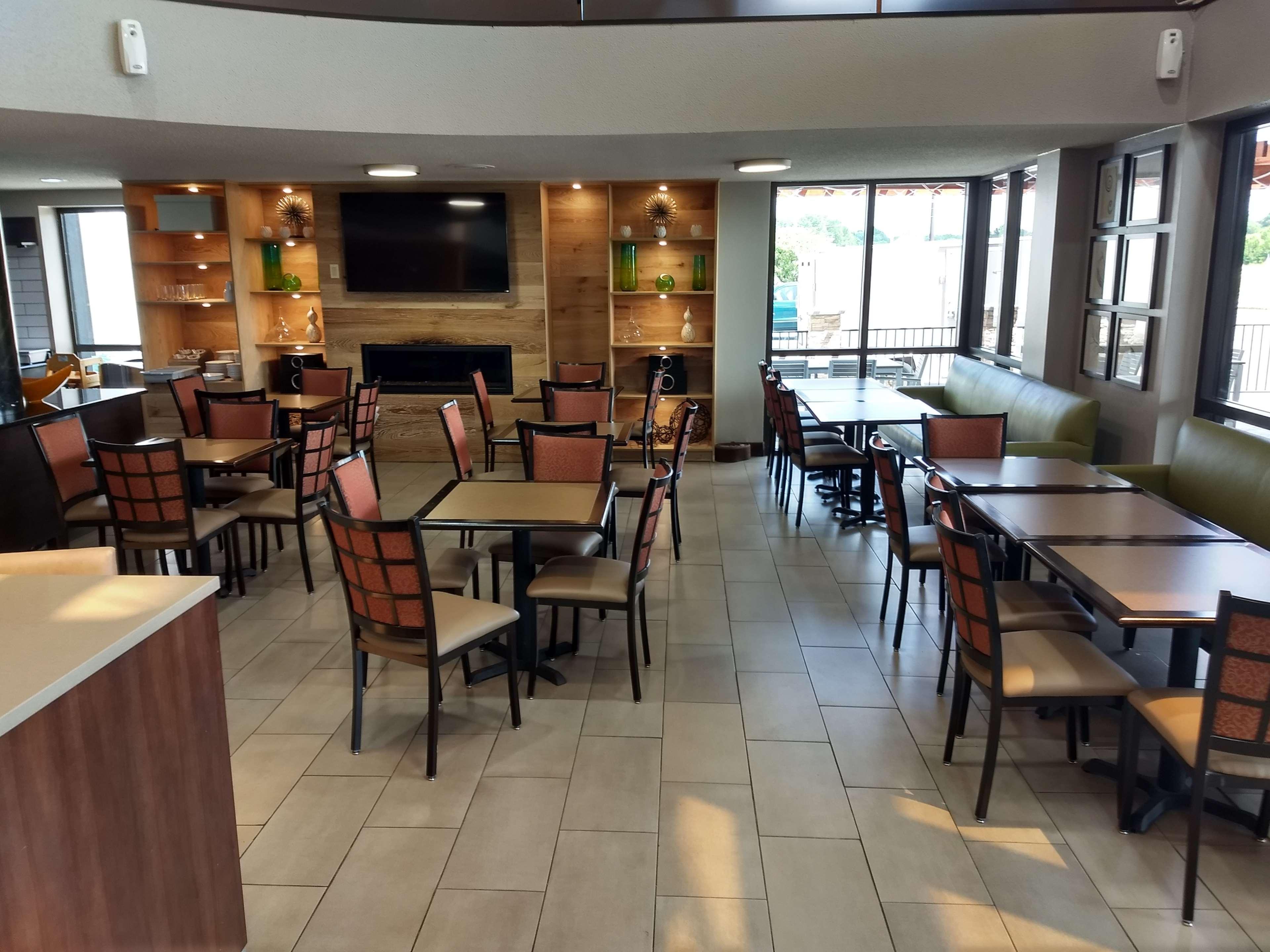 Country & By Radisson, East, In Indianapolis