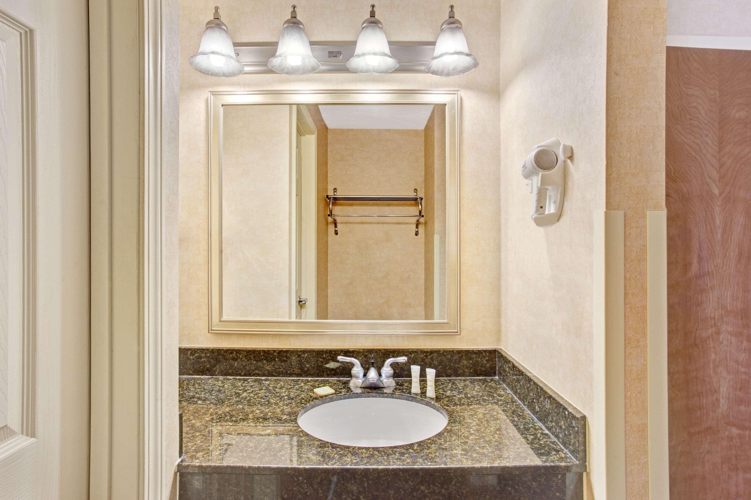 Baymont By Wyndham West Hotel
