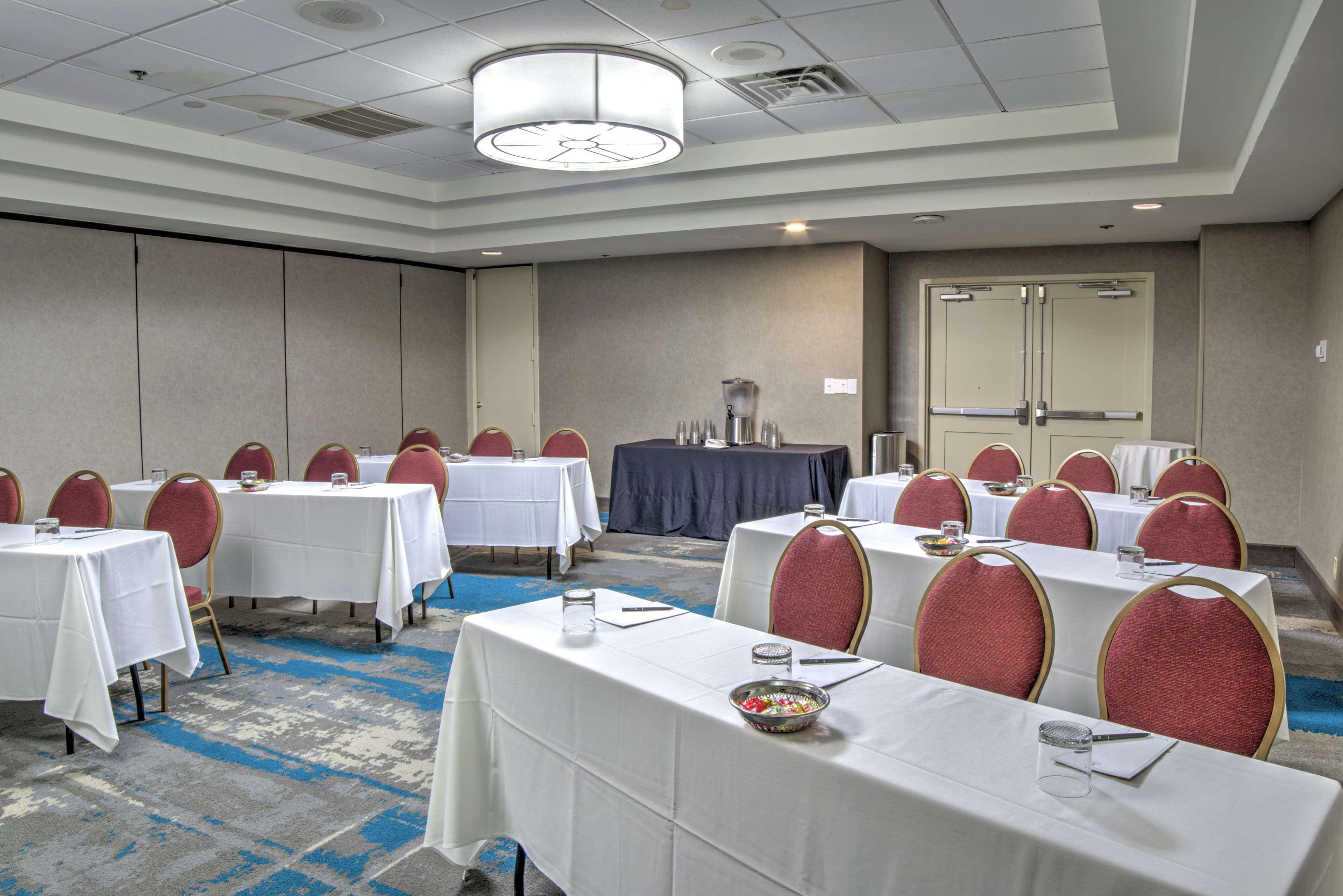 Hotel Embassy By Hilton North Indianapolis