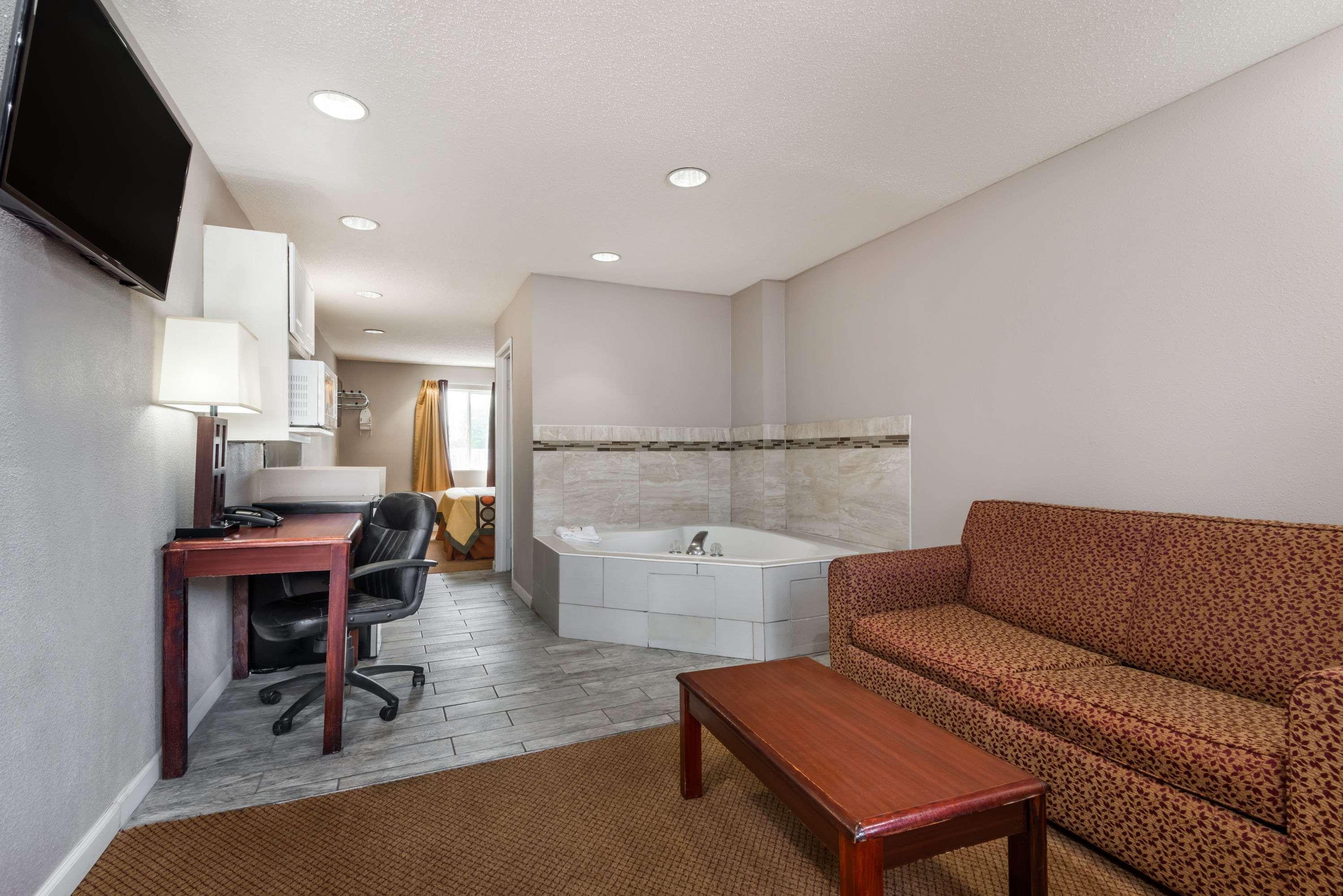 Super 8 By Wyndham Indianapolis/ne/castleton Area Hotel 2*