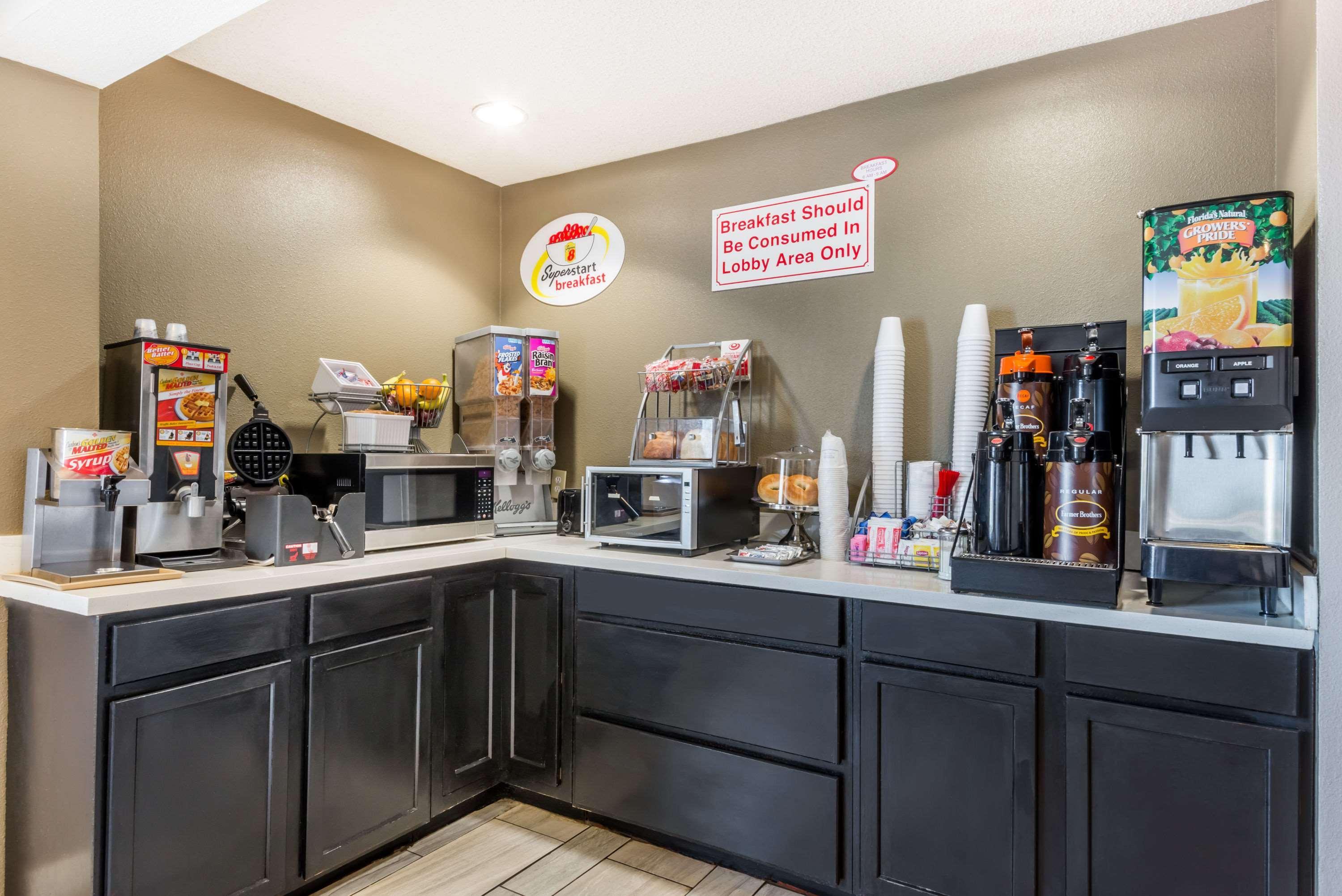Super 8 By Wyndham Indianapolis/ne/castleton Area