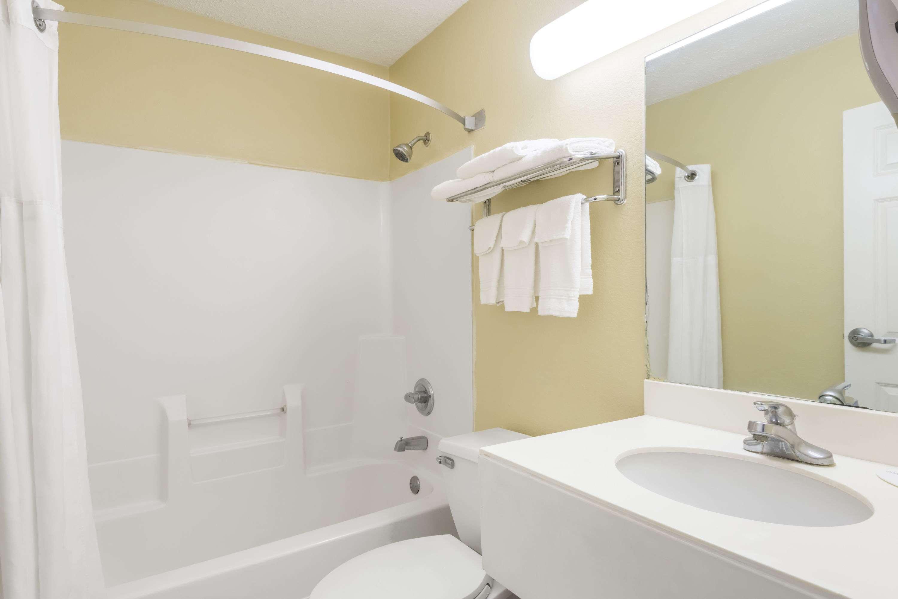 Hotel Super 8 By Wyndham Indianapolis/ne/castleton Area Indianapolis