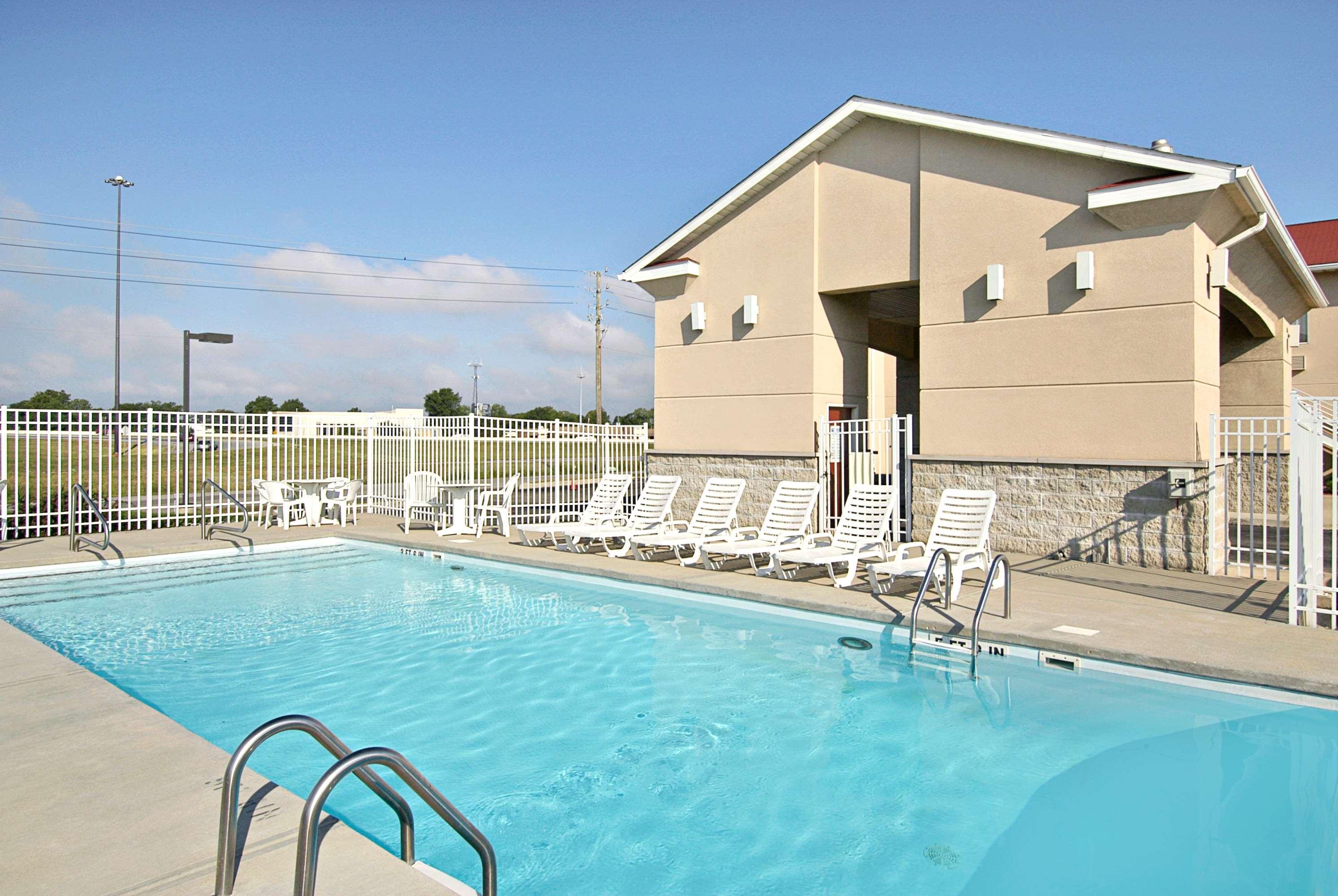 Hotel Super 8 By Wyndham Indianapolis/ne/castleton Area 2*