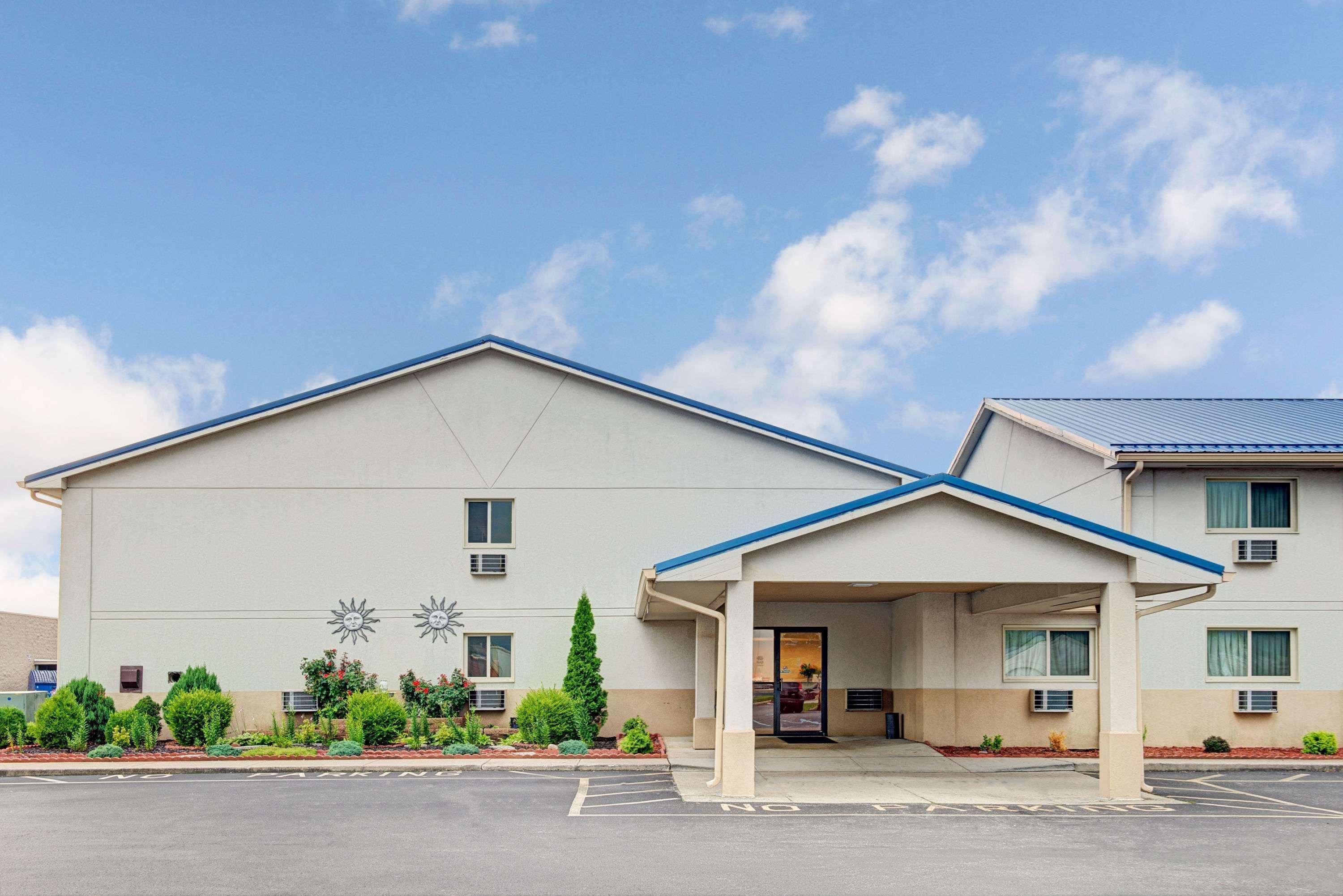 Super 8 By Wyndham Emerson Hotel