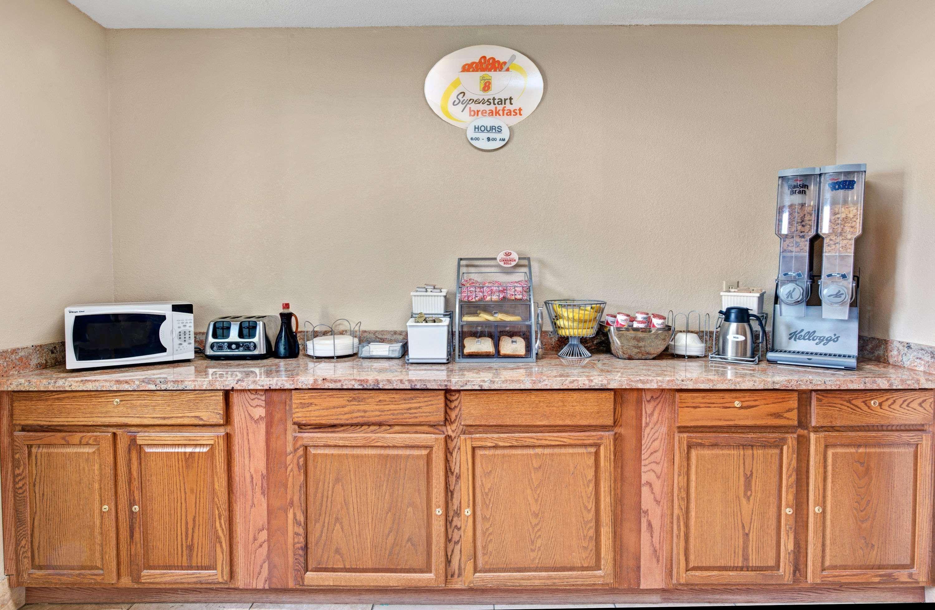 Super 8 By Wyndham Emerson Hotel 2*