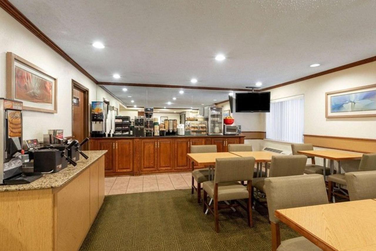 Norwood & Suites East Post Drive 2*