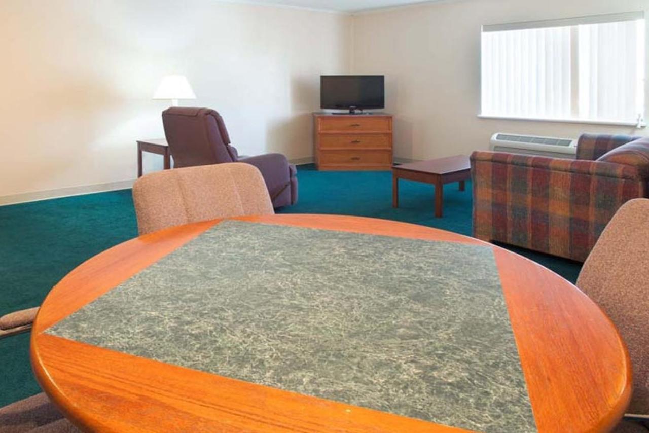 Norwood & Suites East Post Drive 2*