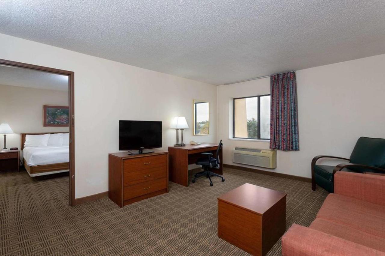 Hotel Norwood & Suites East Post Drive