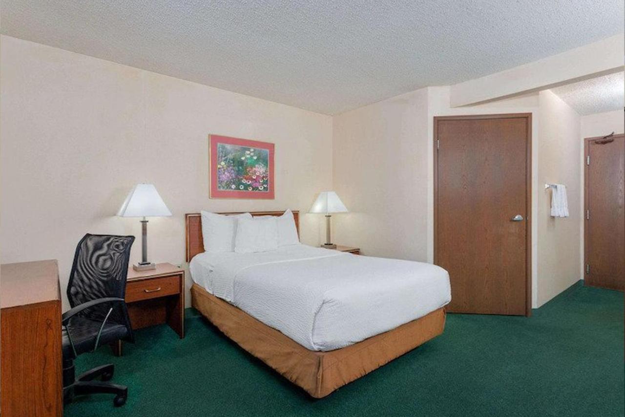 Norwood & Suites East Post Drive Hotel Indianapolis
