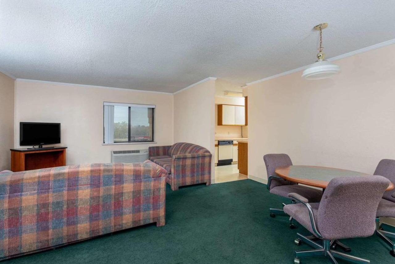 Norwood & Suites East Post Drive Hotel Indianapolis