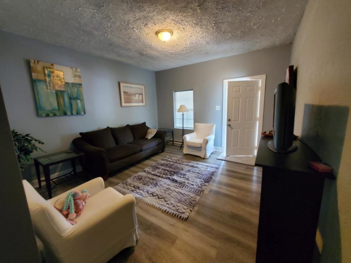 Apartment Minutes To Downtown! Long-stays & Pets Welcome!