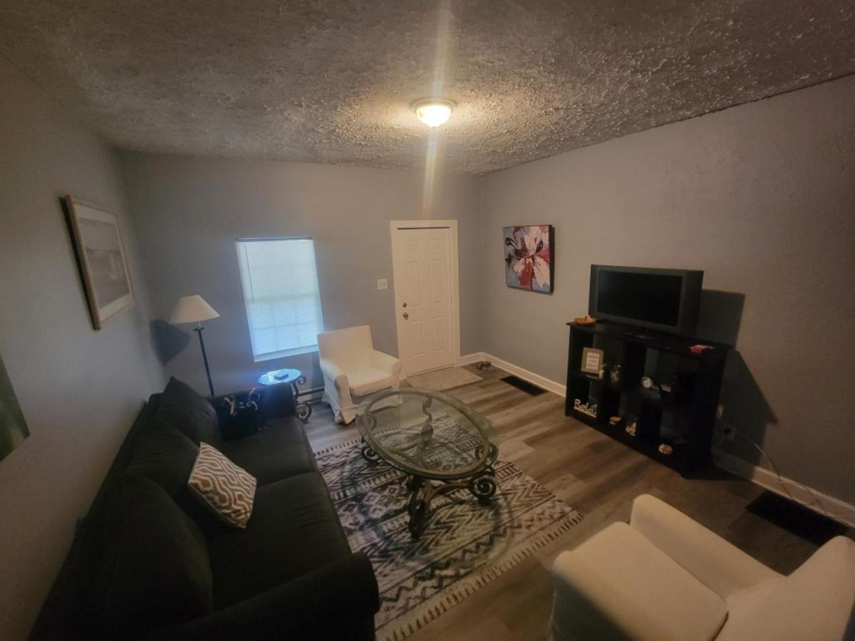 Apartment Minutes To Downtown! Long-stays & Pets Welcome! *