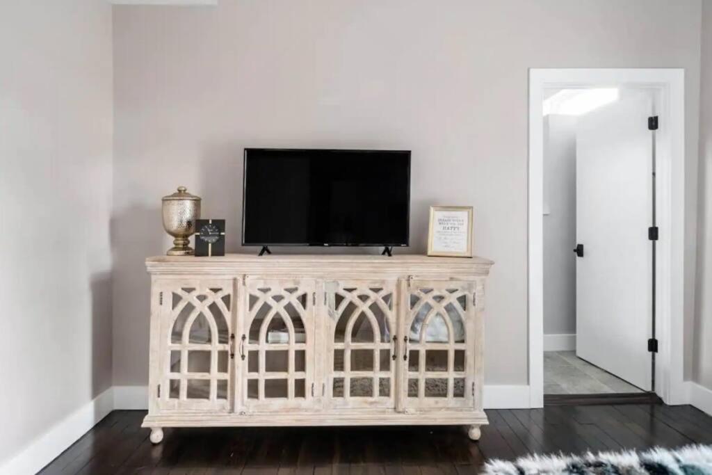 Luxurious 3,000 Square Foot House Downtown Villa *