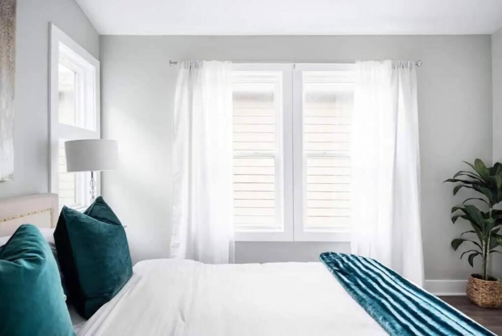 Villa Luxurious 3,000 Square Foot House Downtown