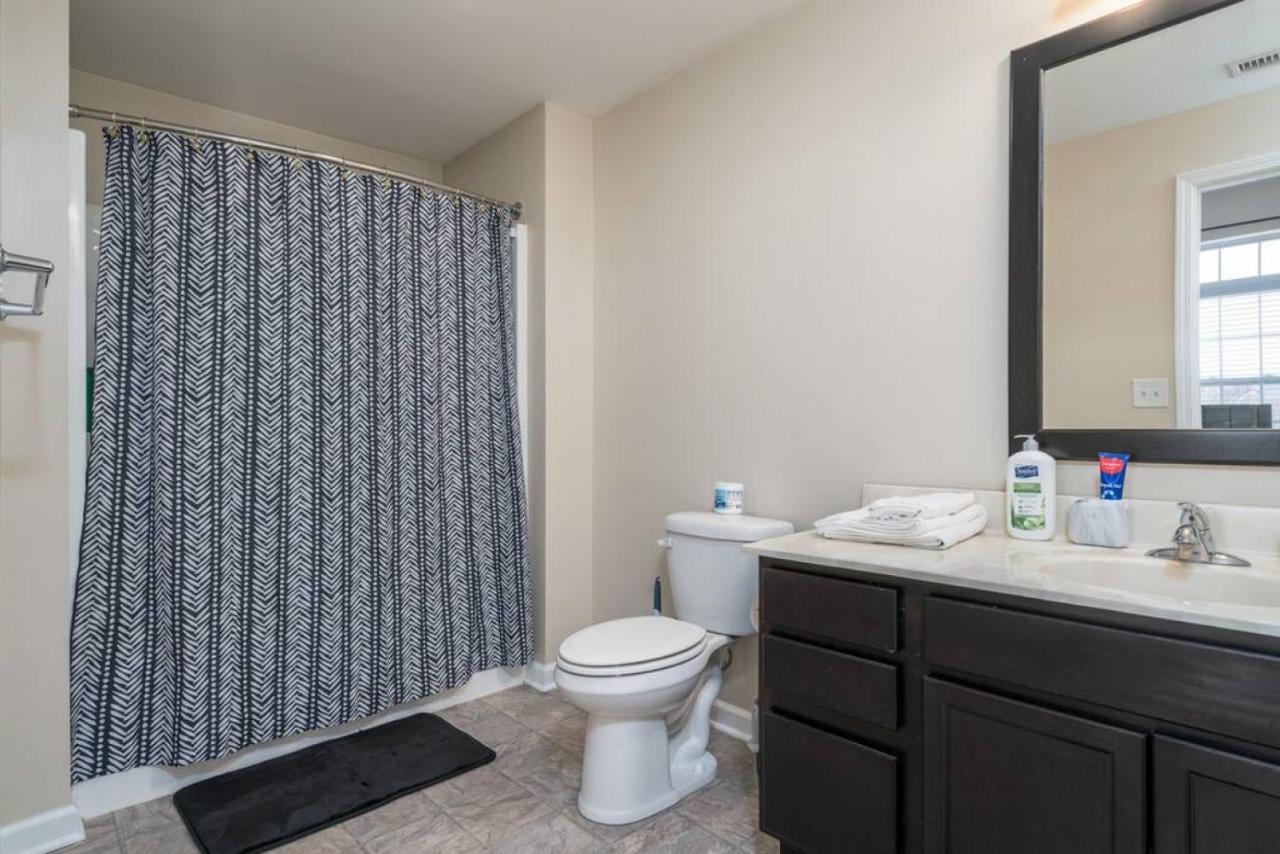 Downtown Indy Private Bedroom - Shared *