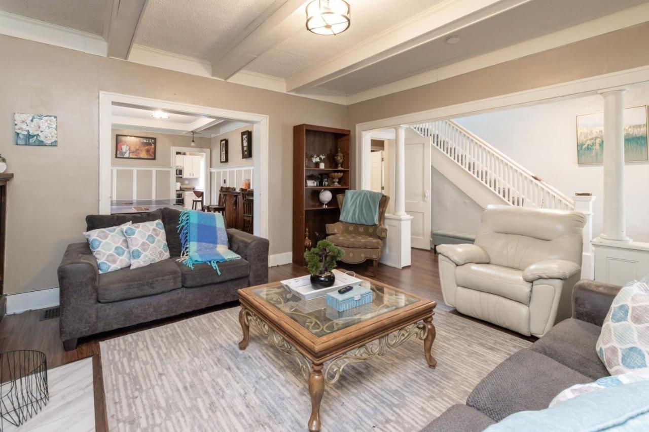 5 Bedroom 3200 Square Foot House For Downtown Travelers