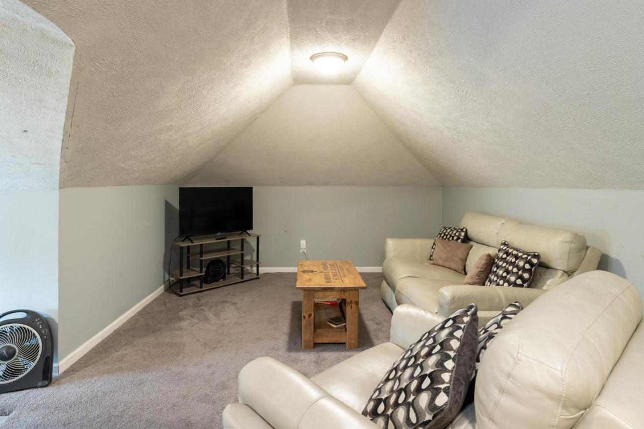 5 Bedroom 3200 Square Foot House For Downtown Travelers *