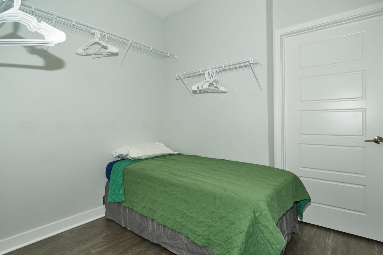 Apartment Modern Dwntwn 1 Bdrm Pool Gym Free Parking *