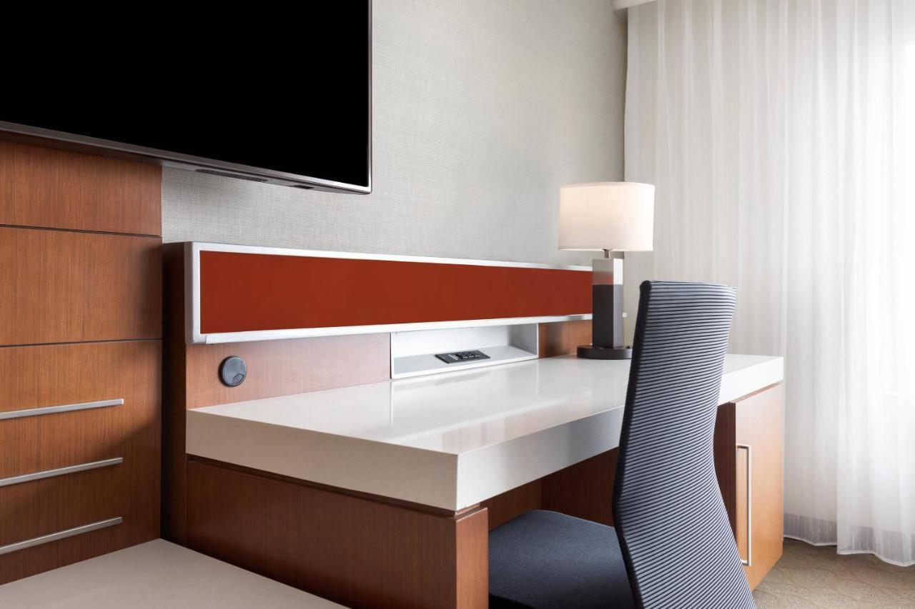 Hotel Delta By Marriott Airport