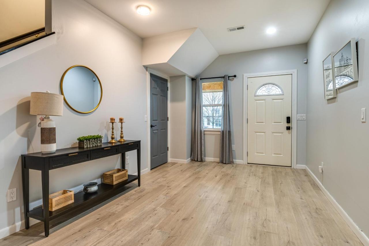 Modern Less Than 2 Mi To Downtown! Holiday home Indianapolis