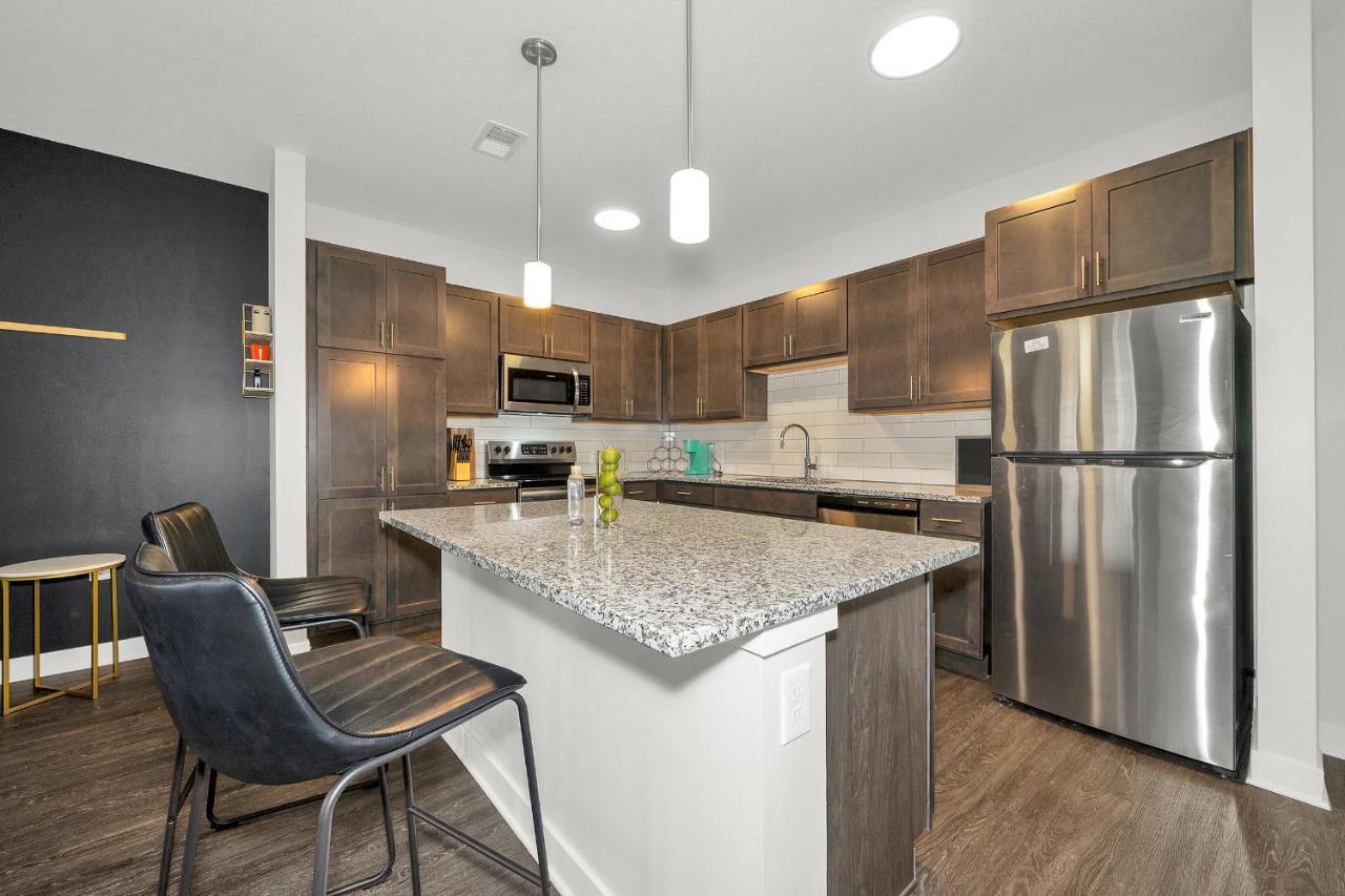 Apartment Contemporary 1 Bdrm With Pool Parking Gym Indianapolis