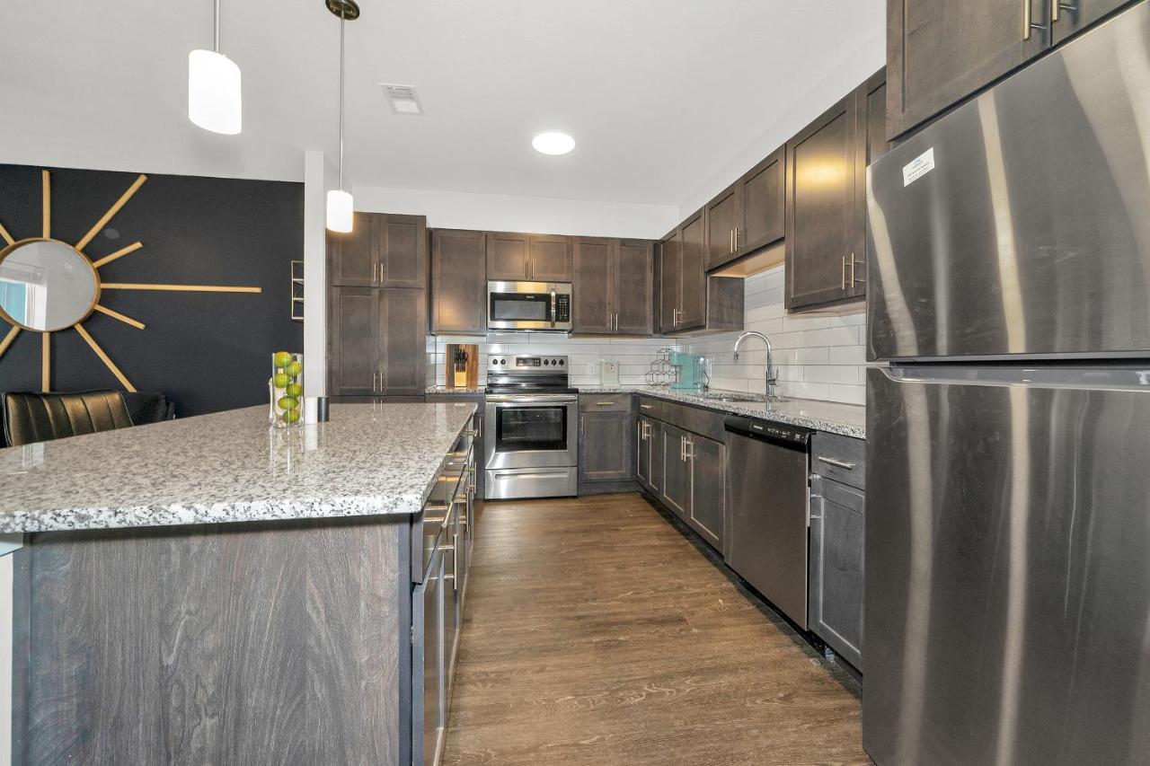 Contemporary 1 Bdrm With Pool Parking Gym *