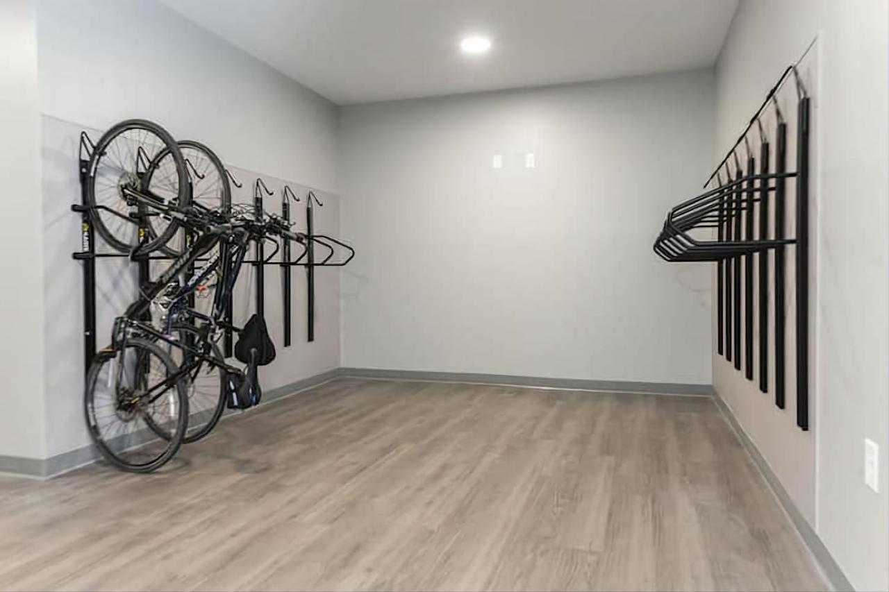 Modern & Spacious W Pool & Gym Apartment Indianapolis