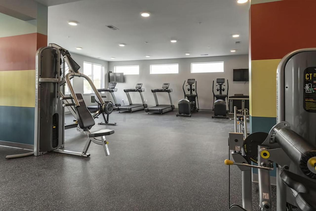 Apartment Flr Large Pool Gym Free Parking *