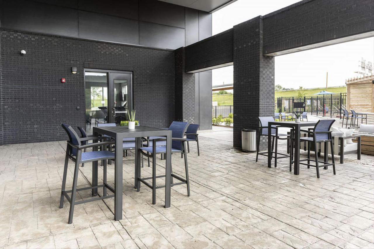 Contemporary 1 Bdrm With Pool Parking Gym *