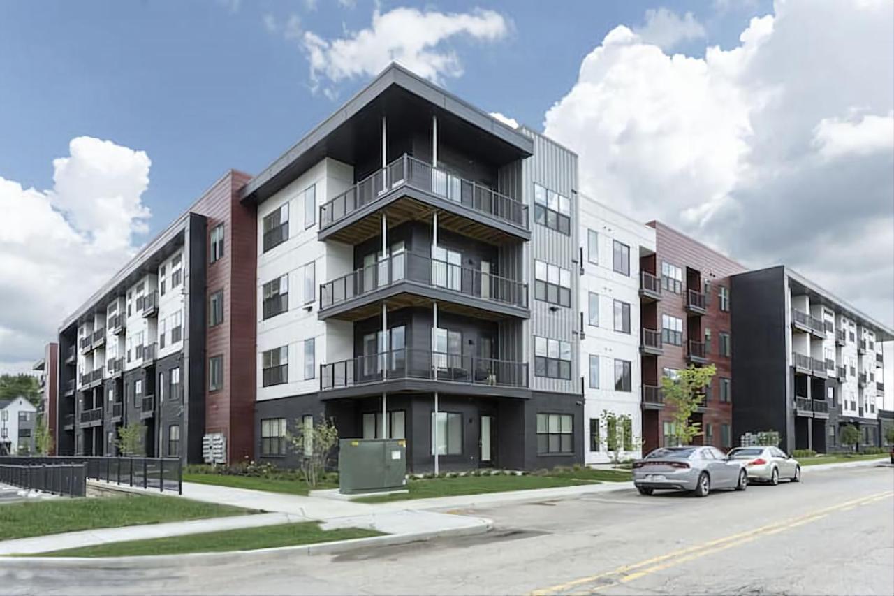 Contemporary 1 Bdrm With Pool Parking Gym Apartment Indianapolis