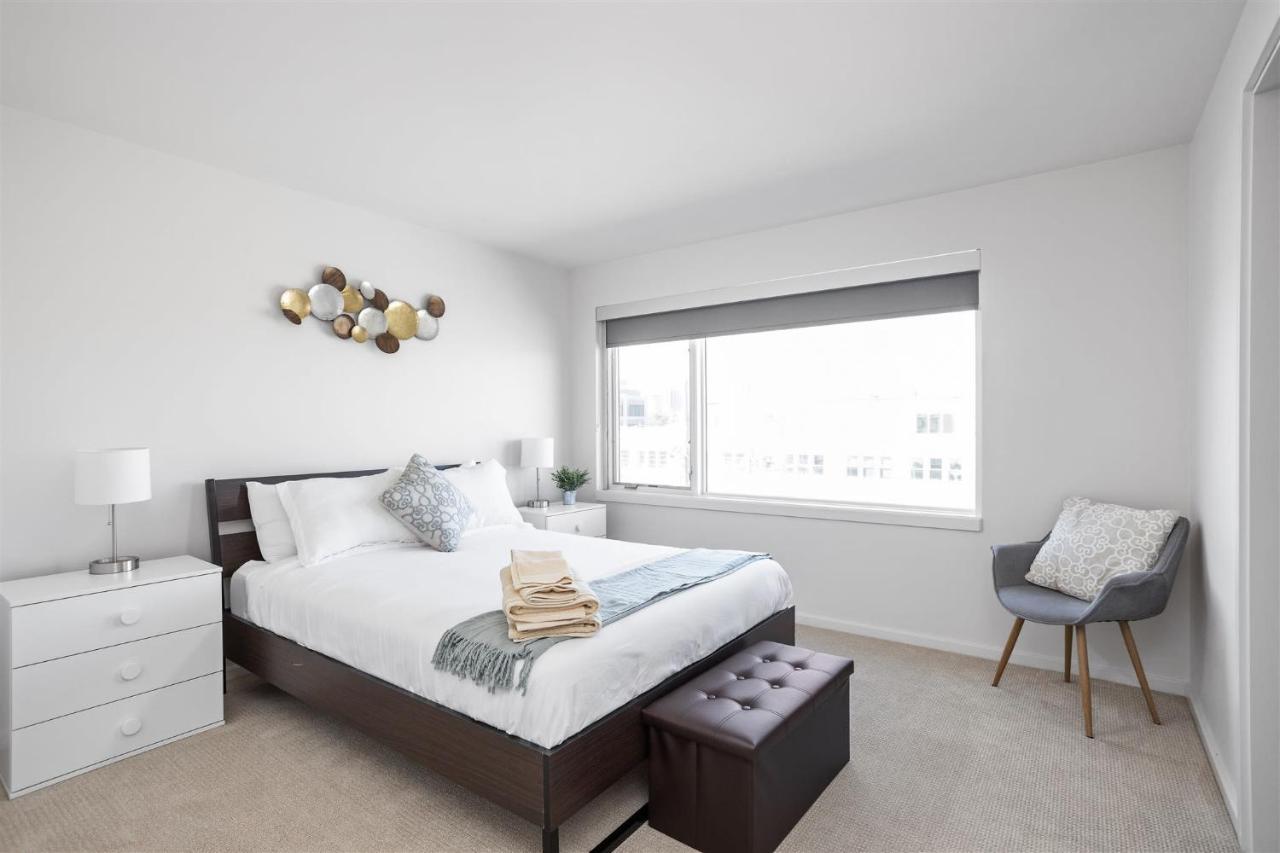 Holiday home Two Modern Penthouses On Mass By Cozysuites