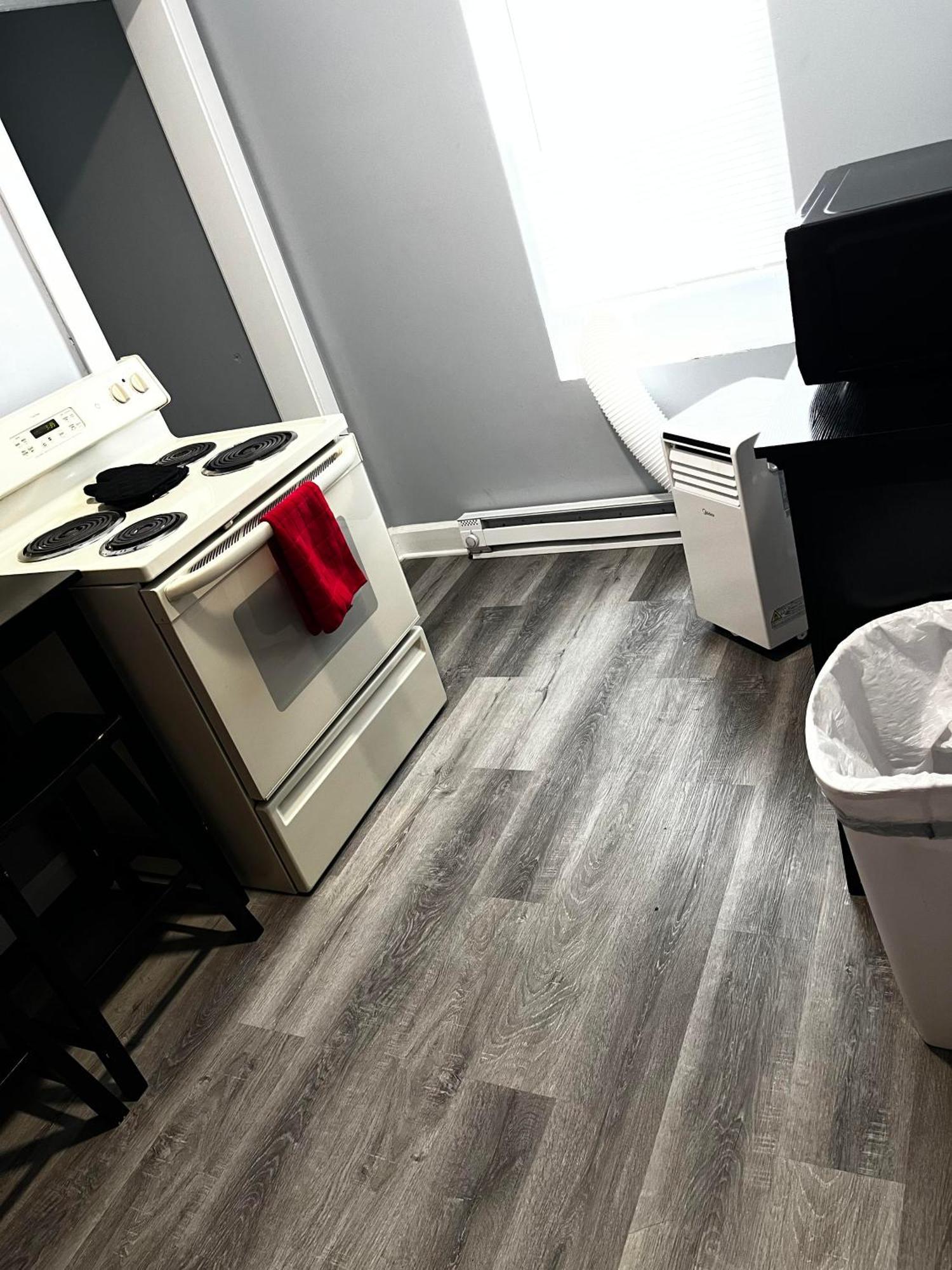 Minutes To Downtown! Long-stays & Pets Welcome! *