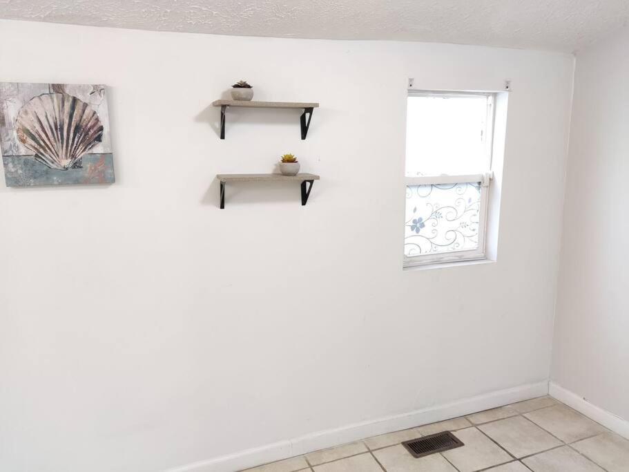 Not In Service Lights Hideaway- 3br Near Downtown Indy