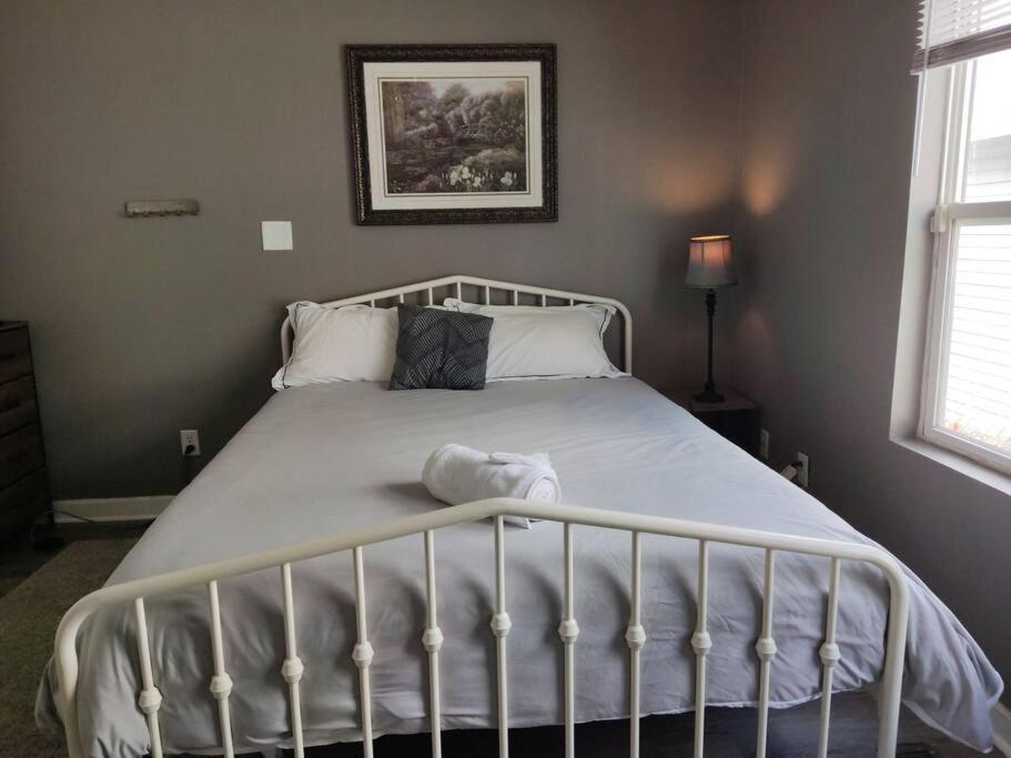 Not In Service Lights Hideaway- 3br Near Downtown Indy