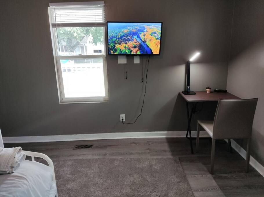 Not In Service Lights Hideaway- 3br Near Downtown Indy Inn Indianapolis