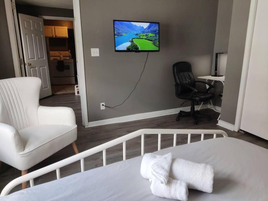 Inn Not In Service Lights Hideaway- 3br Near Downtown Indy *