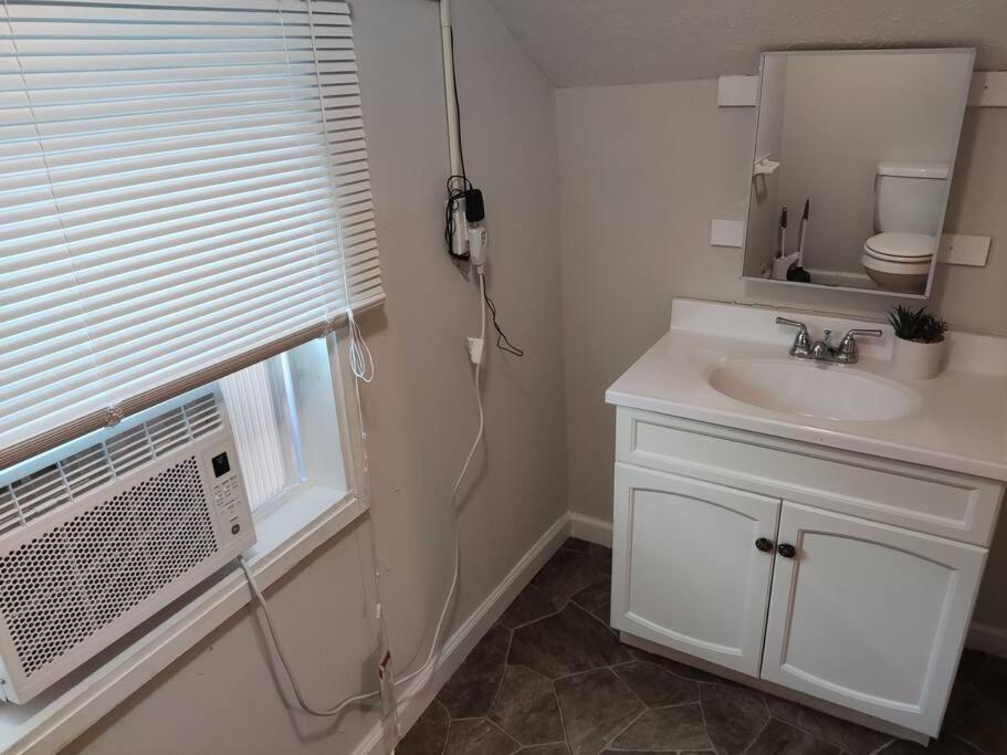 Not In Service Lights Hideaway- 3br Near Downtown Indy *