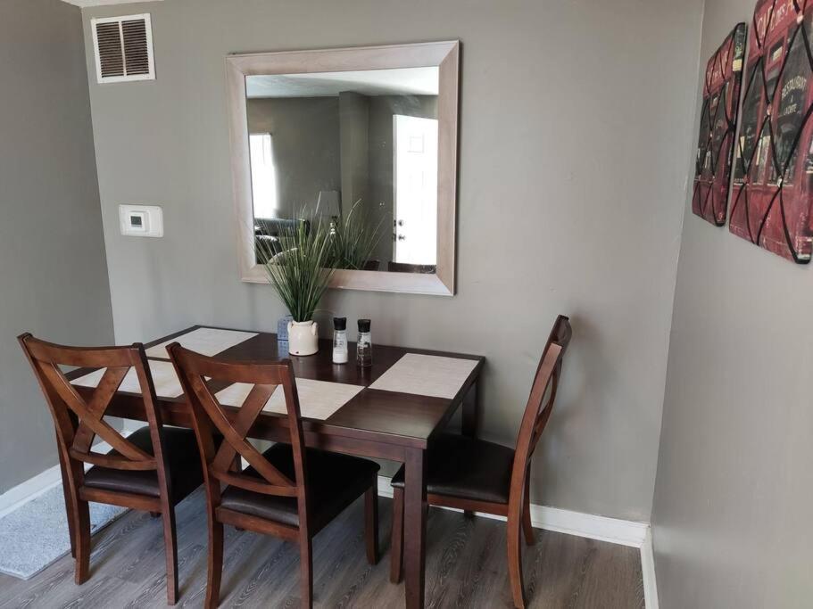 Not In Service Lights Hideaway- 3br Near Downtown Indy *